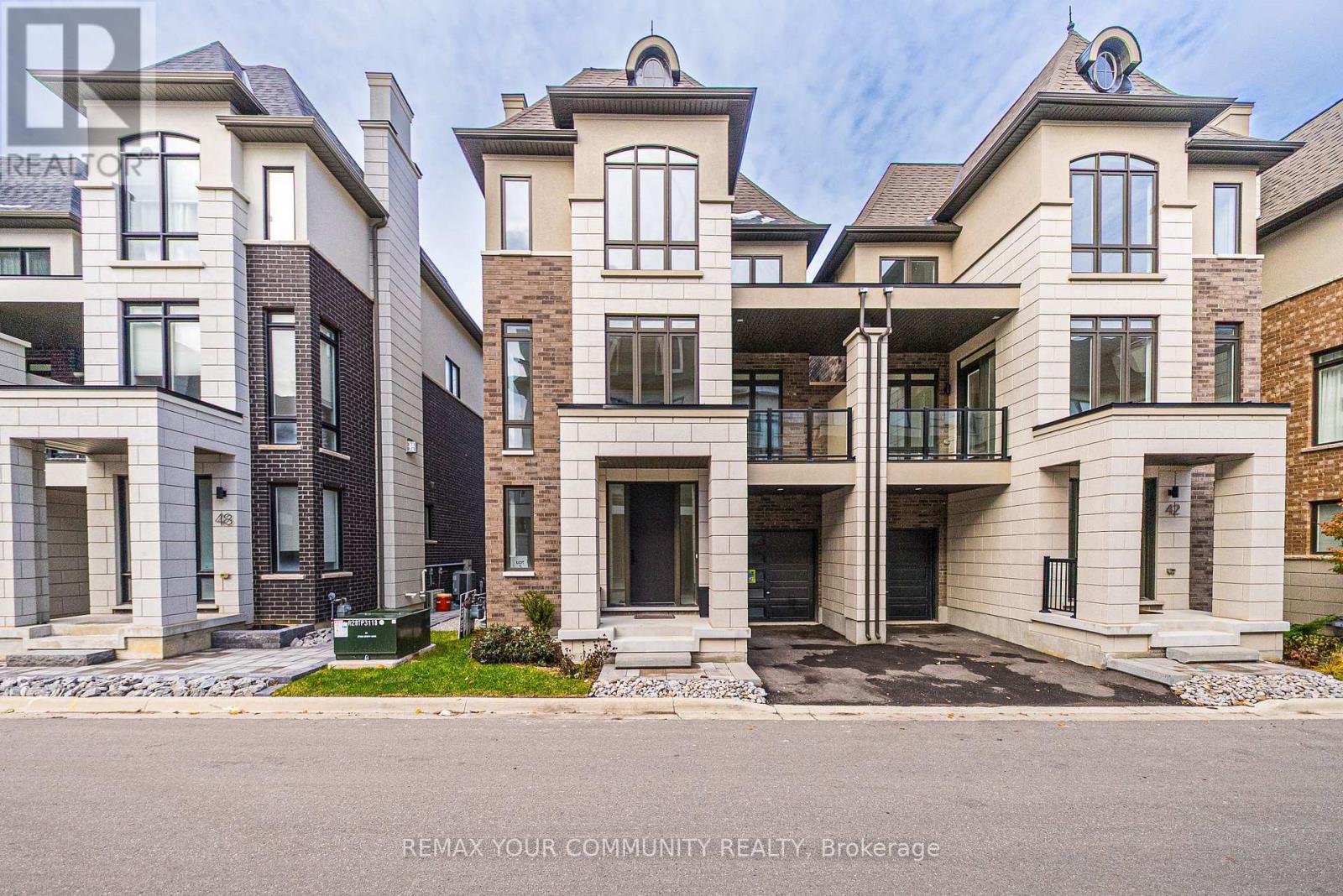 Semi-Detached/Link at 44 GLOBEMASTER LANE, Richmond Hill (Oak Ridges)