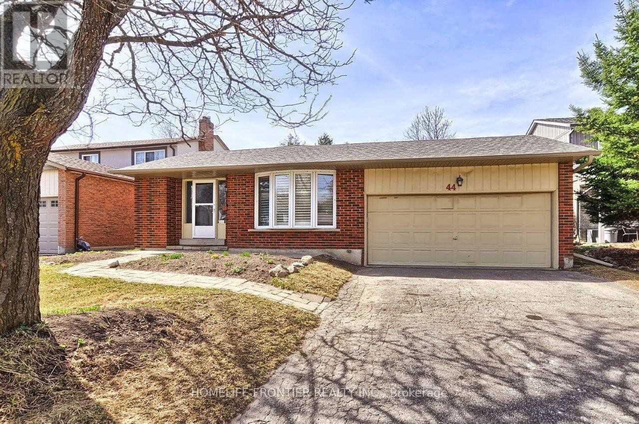 Detached at 44 RUTLEDGE AVENUE, Newmarket (Huron Heights-Leslie Valley)