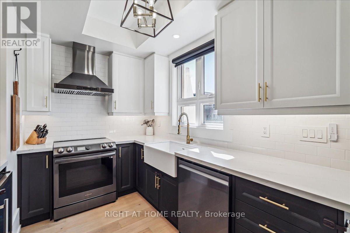 Townhouse at 14 - 105 KAYLA CRESCENT, Vaughan (Maple)