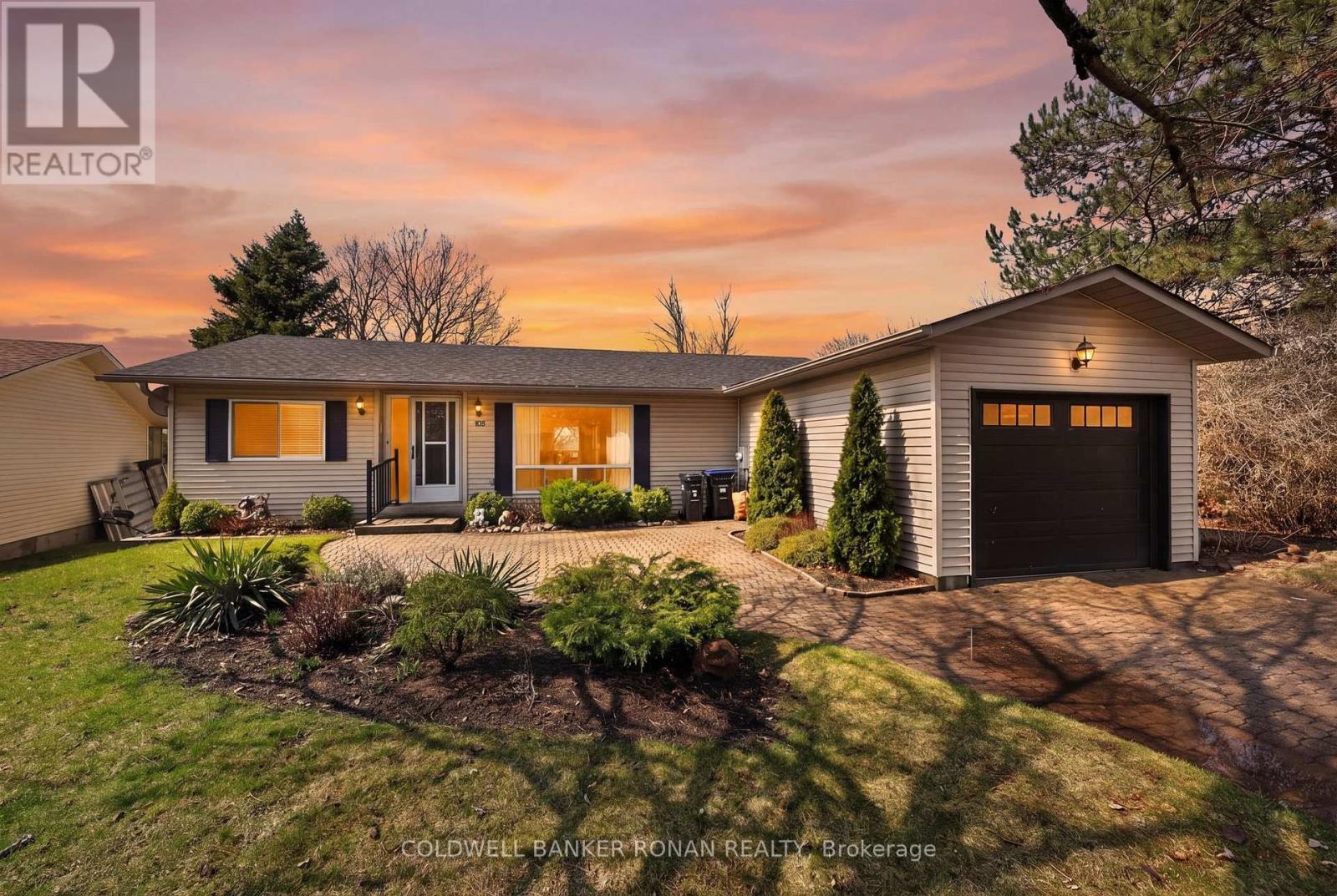 Detached at 105 TECUMSETH PINES DRIVE, New Tecumseth