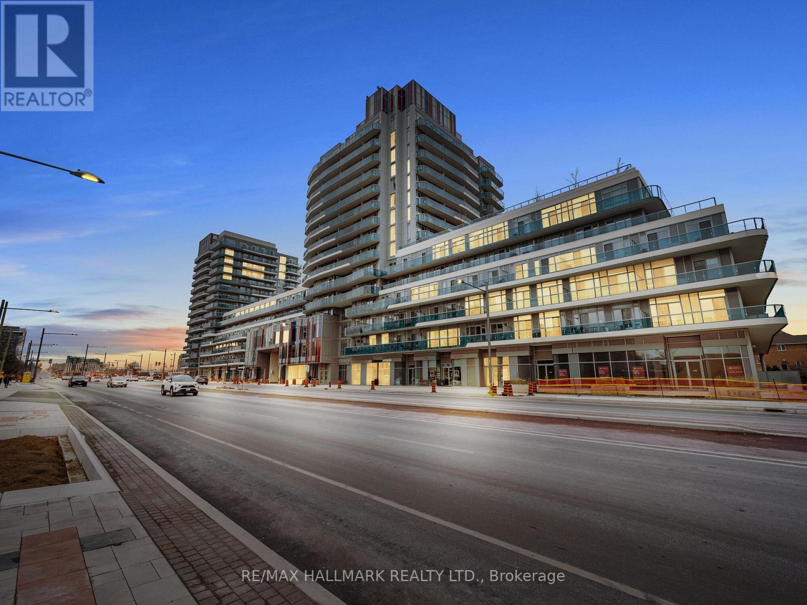Apartment at PH01 - 9471 YONGE STREET, Richmond Hill (Observatory)