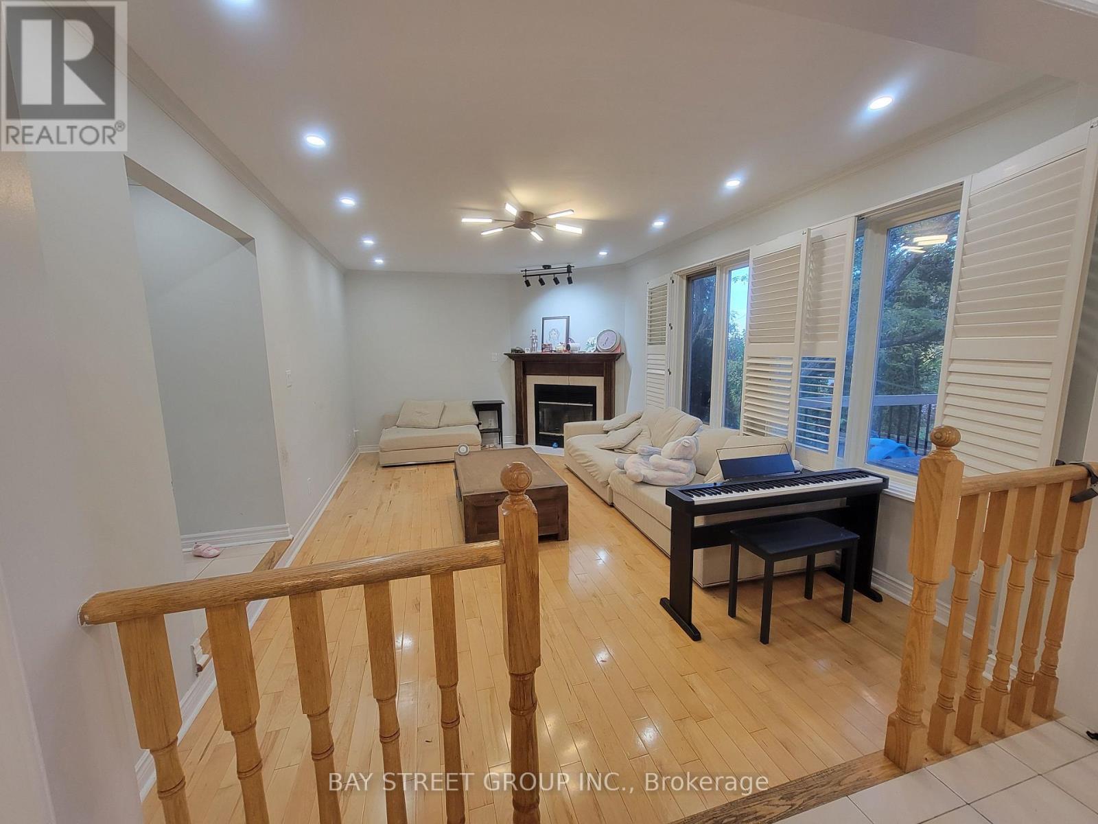 Detached at 98 BROOKEVIEW DRIVE, Aurora