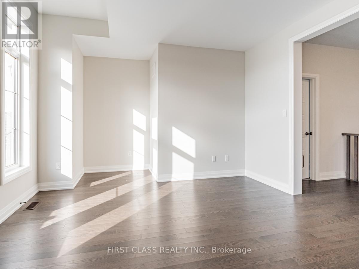 Detached at 15 KENNETH CAMPBELL COURT, Aurora