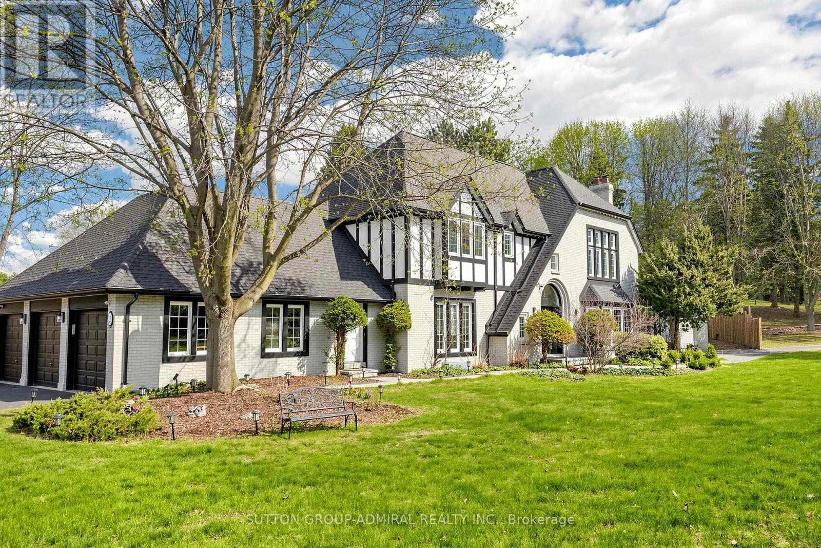Detached at 2 GILBERT DRIVE, Aurora (Aurora Estates)