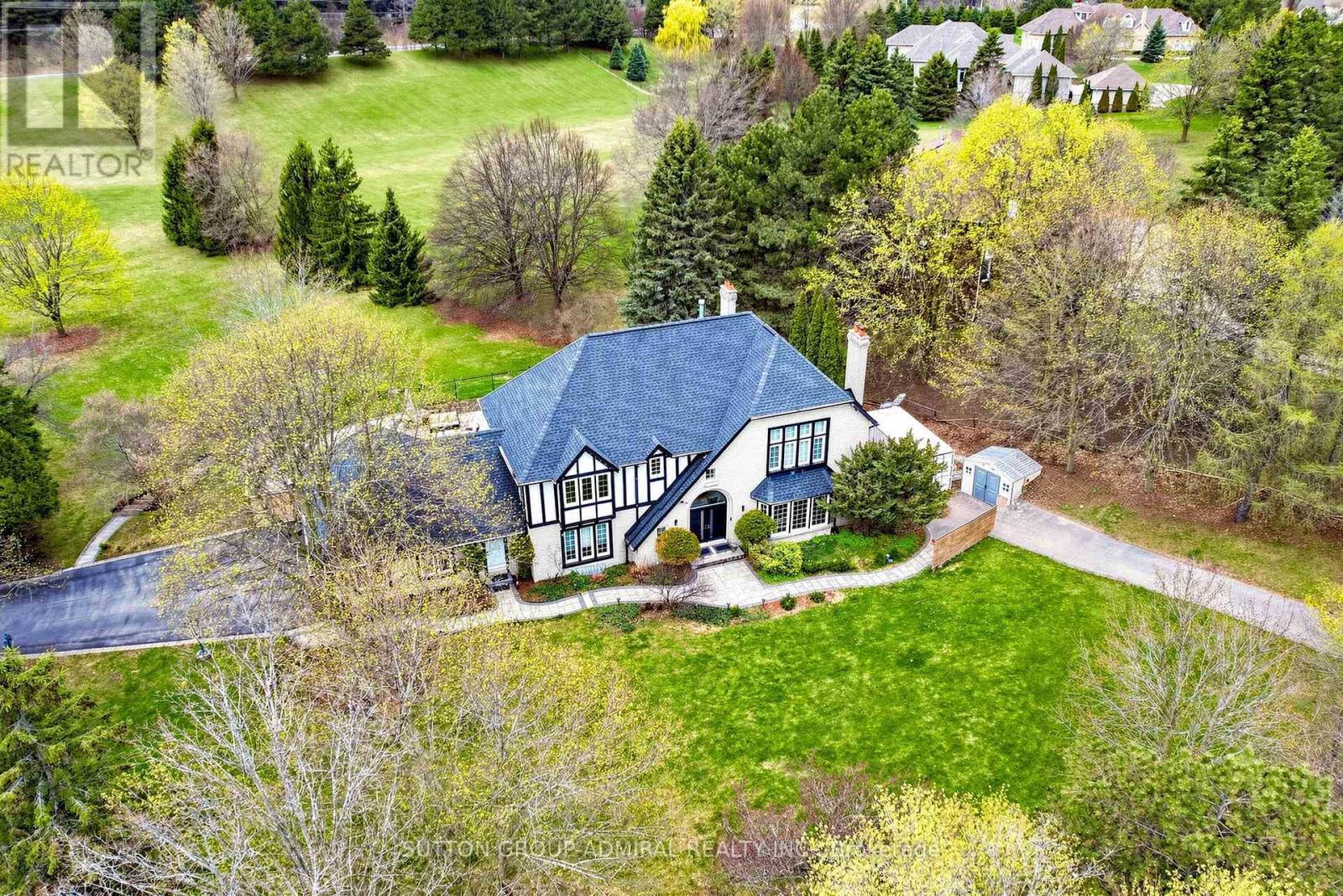 Detached at 2 GILBERT DRIVE, Aurora