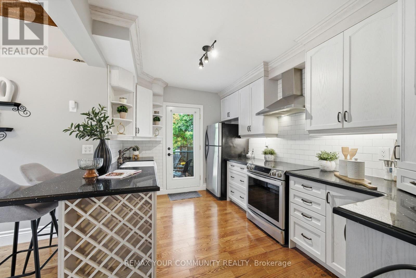 Semi-Detached/Link at 30 ELIZABETH STREET S, Richmond Hill