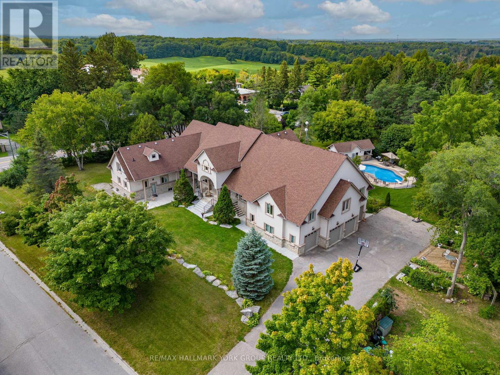 Detached at 2 KINGSWOOD DRIVE, King (King City)