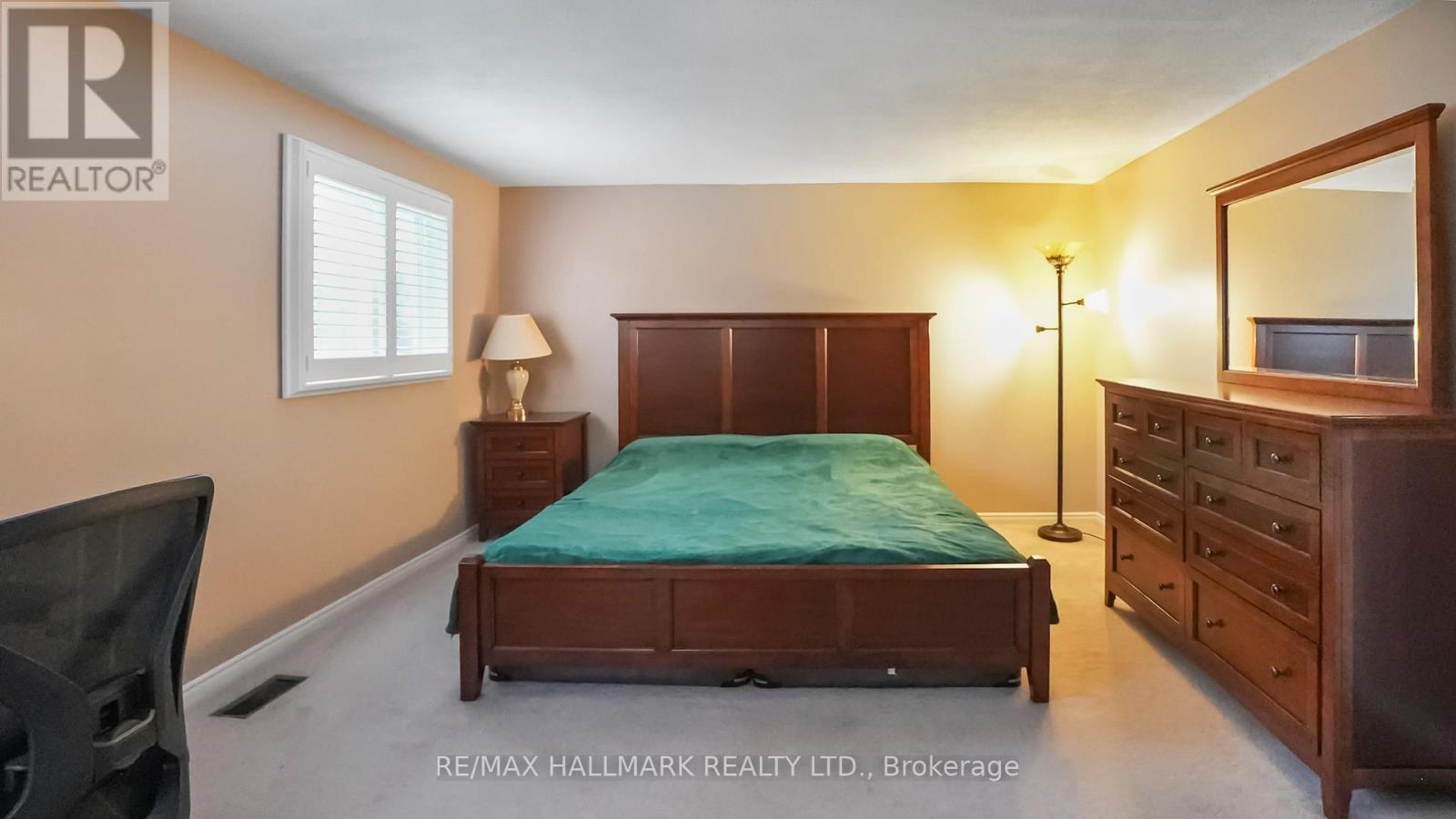 Detached at 22 AVONDALE CRESCENT, Aurora