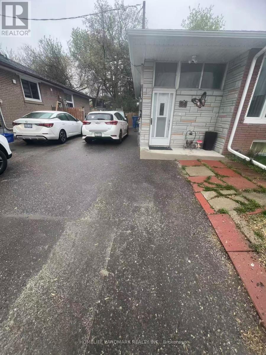Semi-Detached/Link at BSMT APT - 94 LONGFORD DRIVE, Newmarket (Bristol-London)