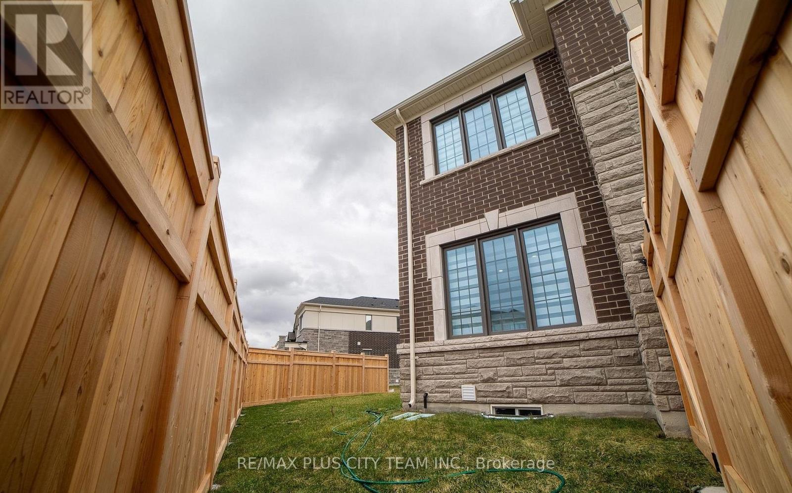 Detached at 1 GEORGE ROMAN AVENUE, Markham