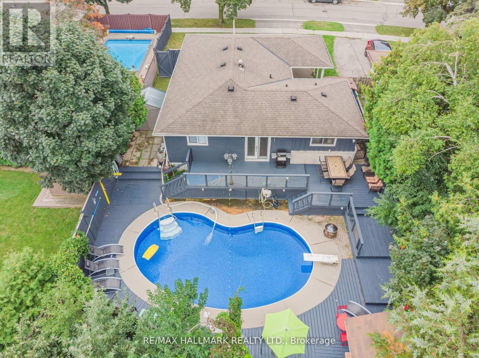 Detached at 4 DEVINS DRIVE, Aurora (Aurora Heights)