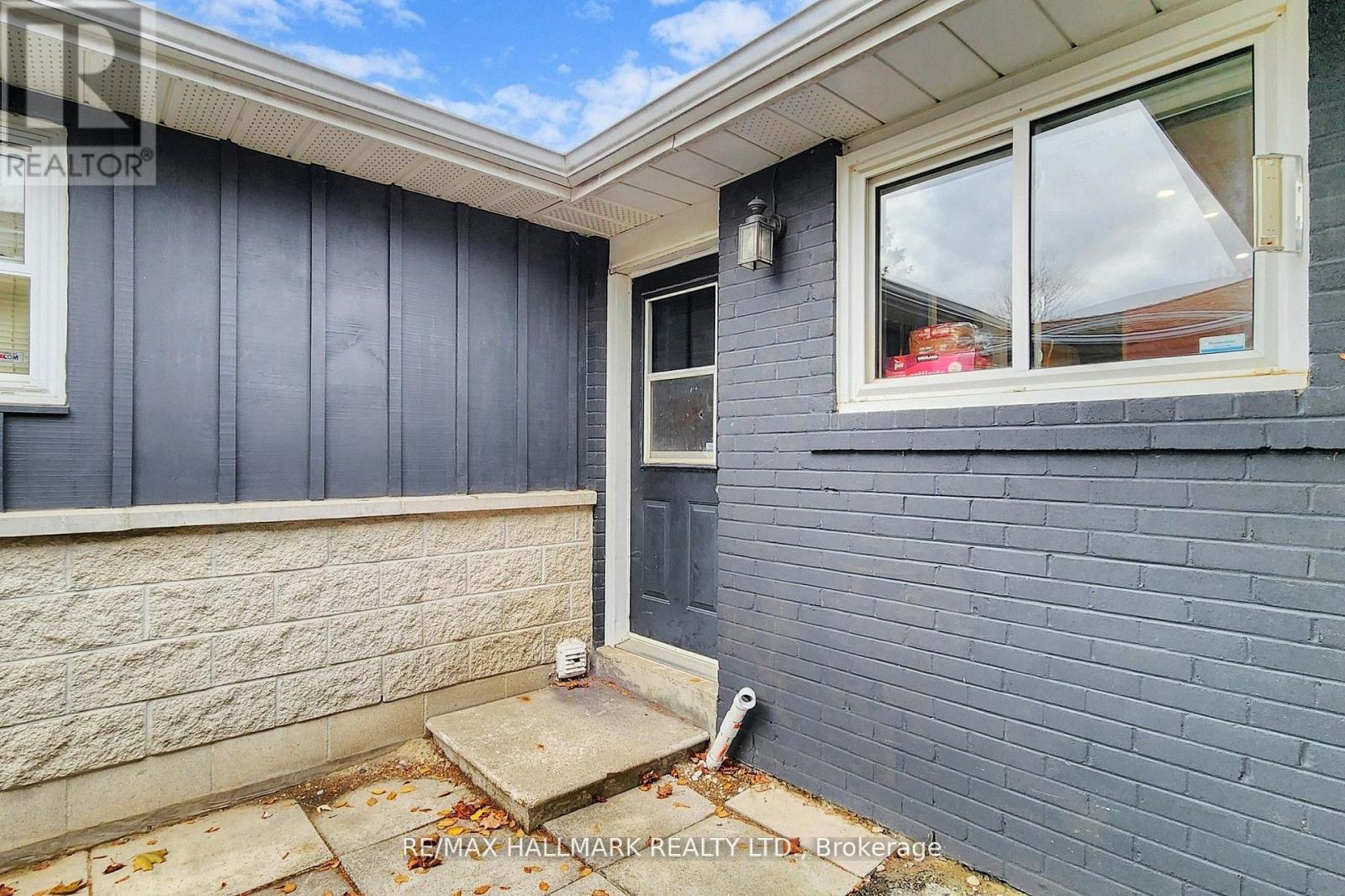 Detached at 4 DEVINS DRIVE, Aurora