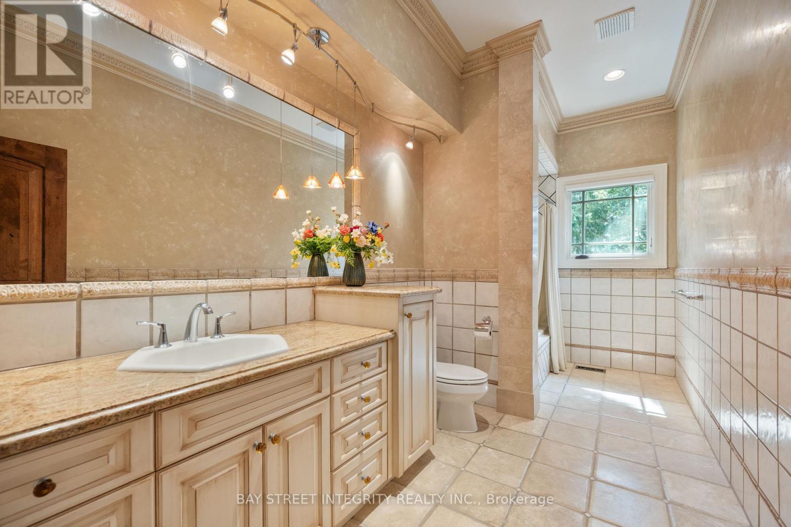Detached at 12 ALM COURT, Aurora