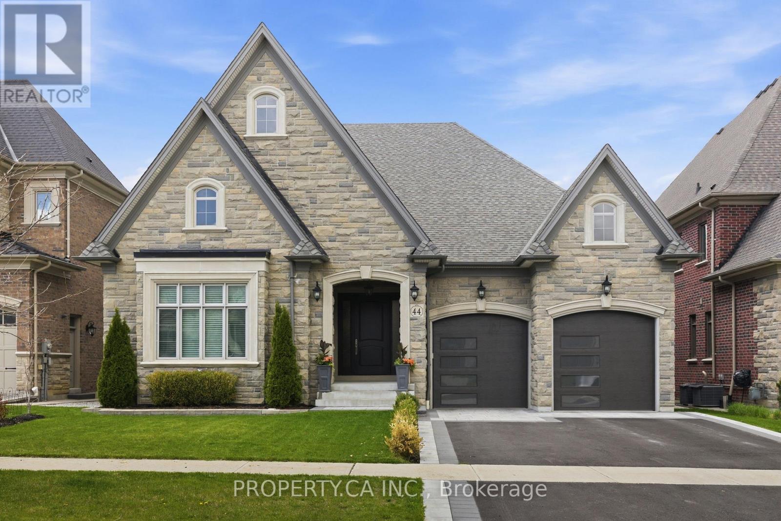 Detached at 44 HOGAN COURT, King (King City)