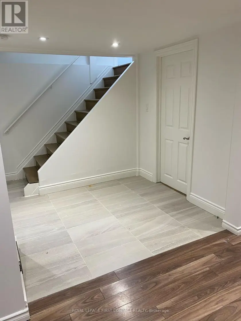 Semi-Detached/Link at 560 HEMAN STREET, Newmarket (Huron Heights-Leslie Valley)