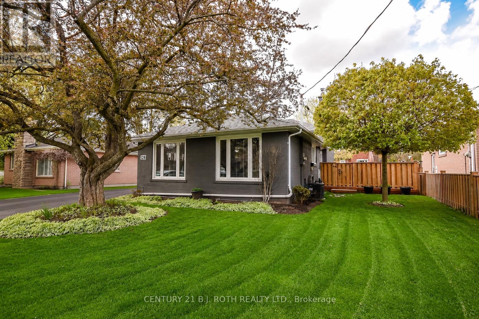 Detached at 128 CHERRYWOOD DRIVE, Newmarket (Bristol-London)