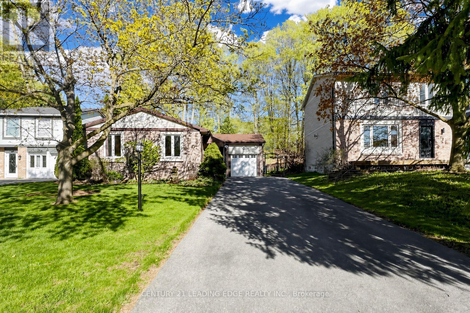 Detached at 323 WARATAH AVENUE, Newmarket (Huron Heights-Leslie Valley)