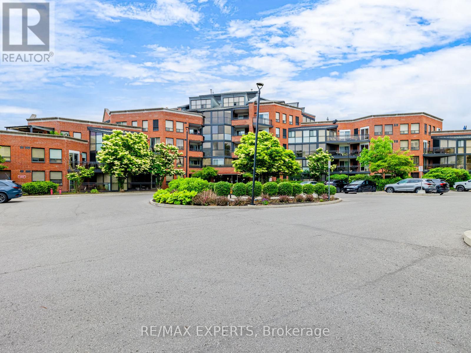 Apartment at 215 - 100 ARBORS LANE, Vaughan (West Woodbridge)