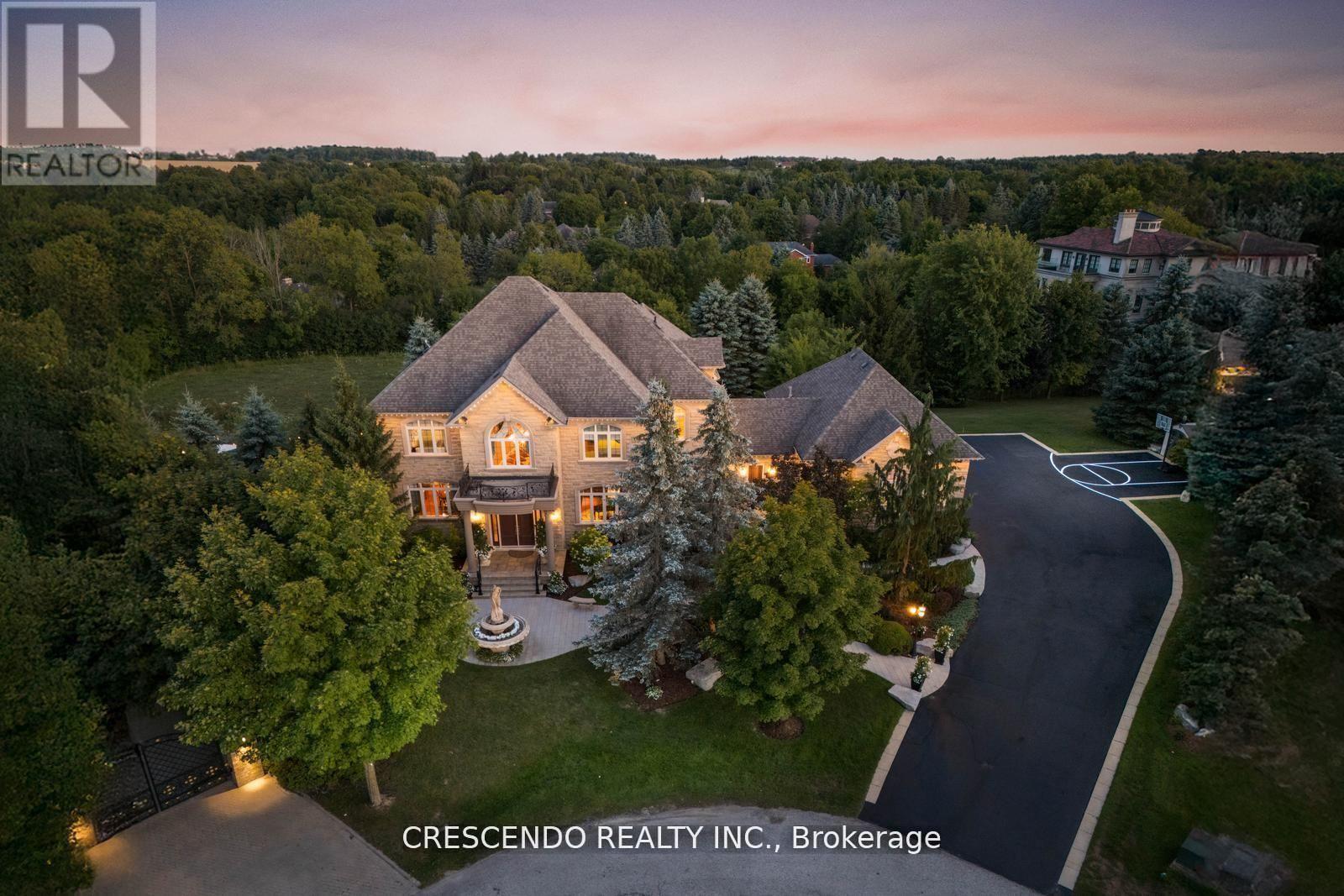 Detached at 2 PRINCE ADAM COURT, King (King City)