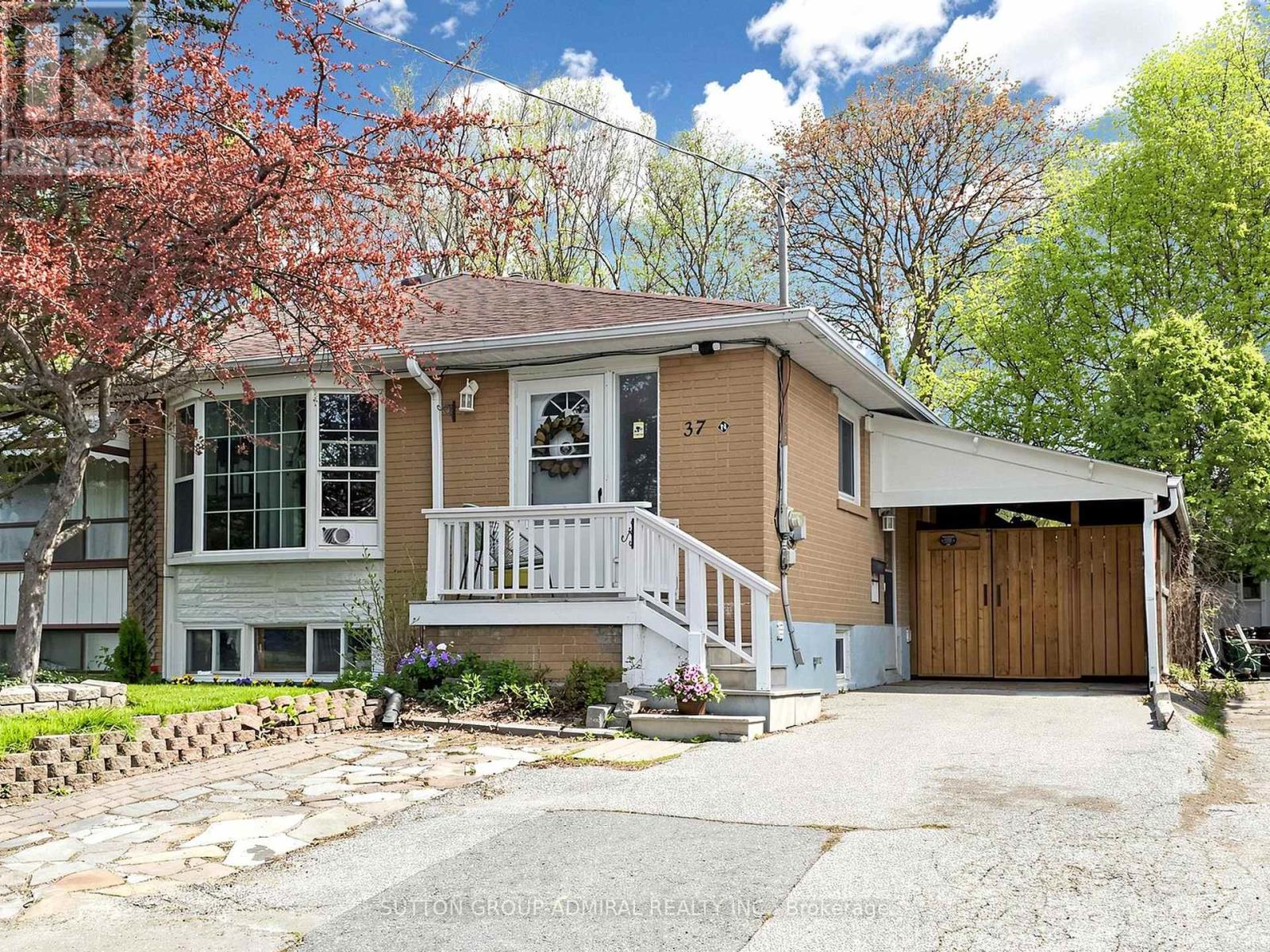 Semi-Detached/Link at 37 NEWBURY DRIVE, Newmarket (Bristol-London)