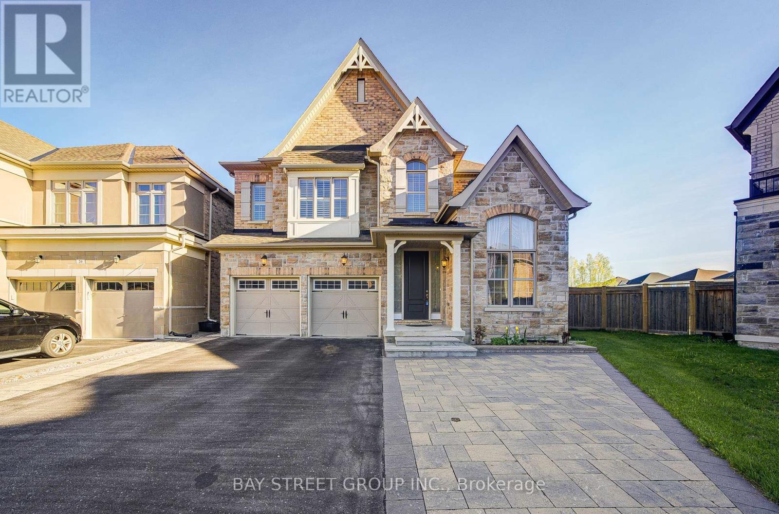 Detached at 28 BOLAND COURT, Aurora