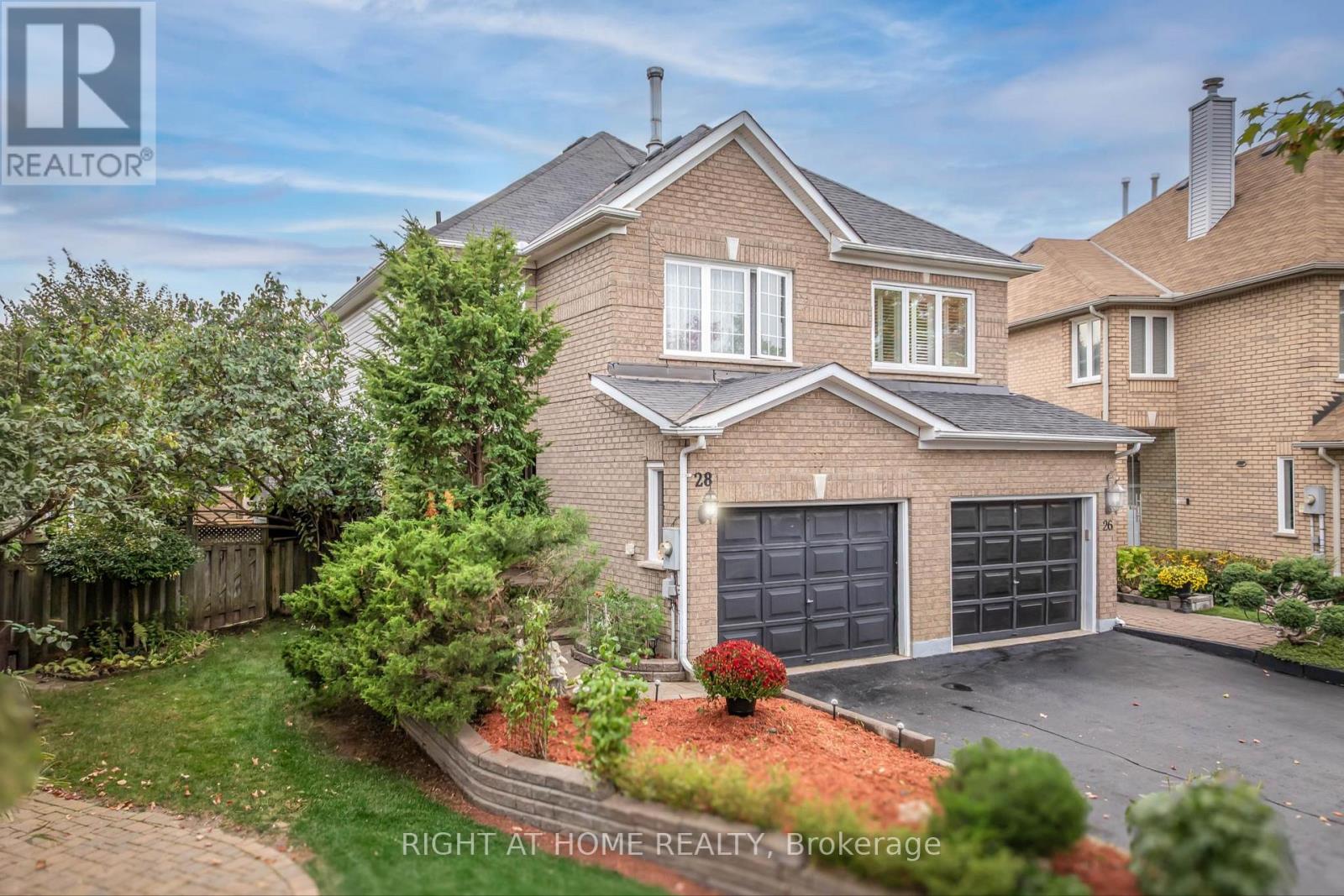 Semi-Detached/Link at 28 FOXTAIL RIDGE, Newmarket (Armitage)