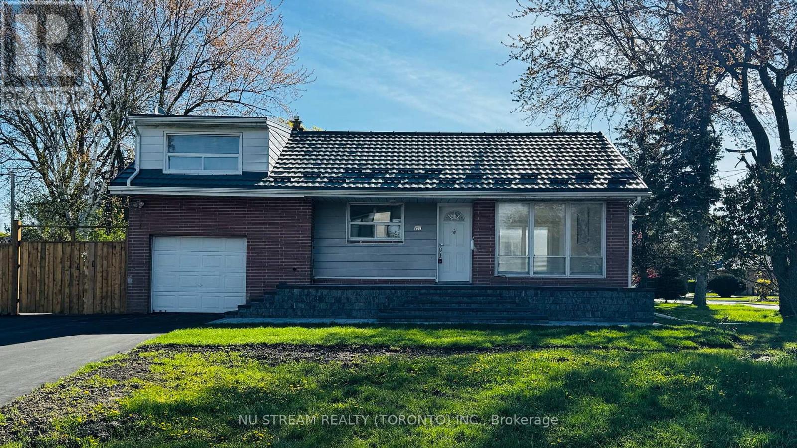 Detached at 261 ESSEX AVENUE, Richmond Hill (Harding)
