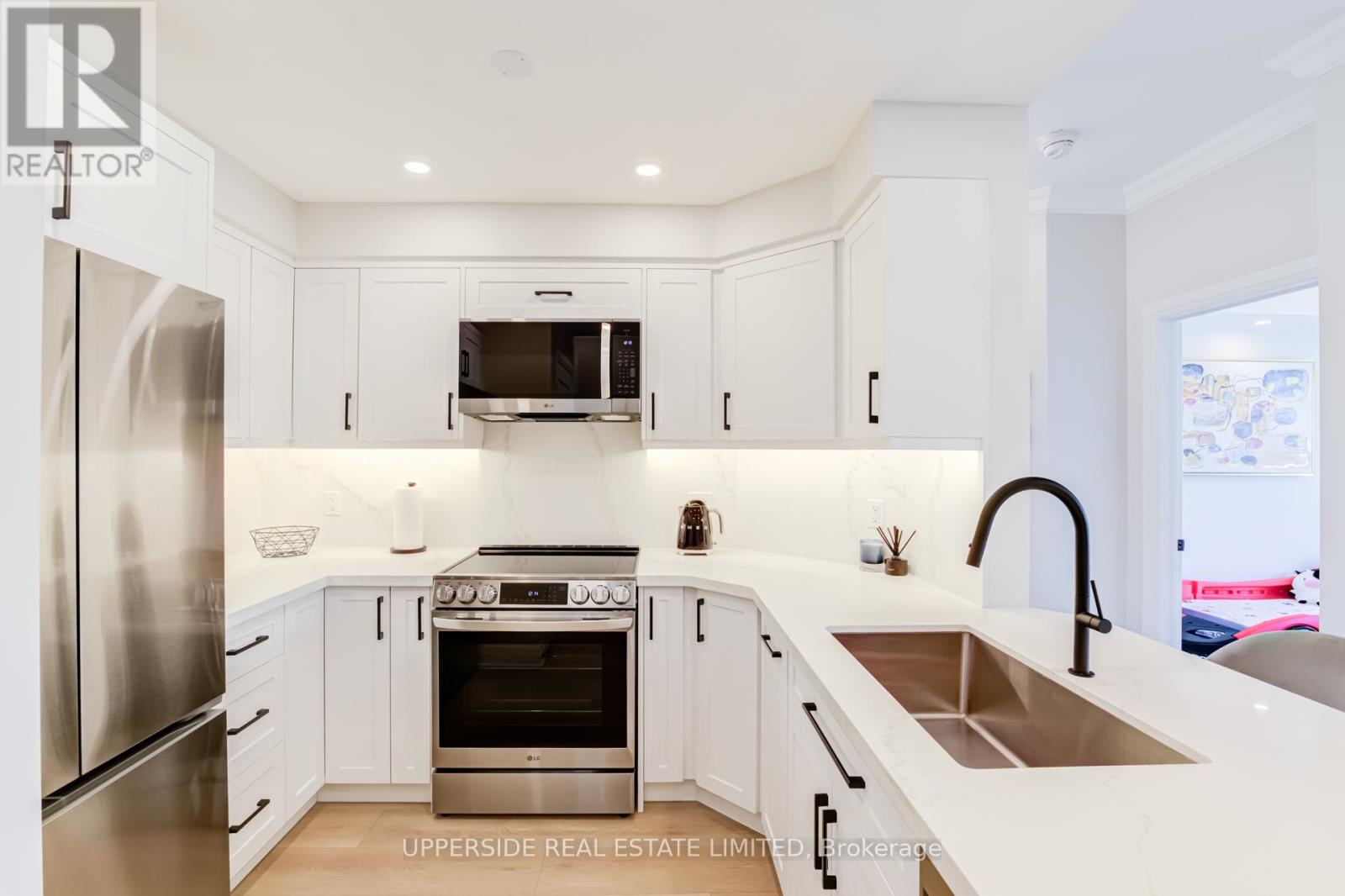 Apartment at 405 - 1 MAISON PARC COURT, Vaughan