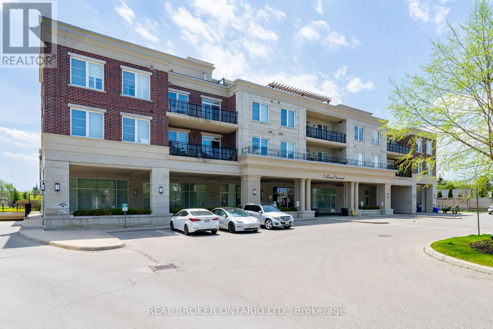 Apartment at 205 - 7 BOND CRESCENT, Richmond Hill (Oak Ridges)