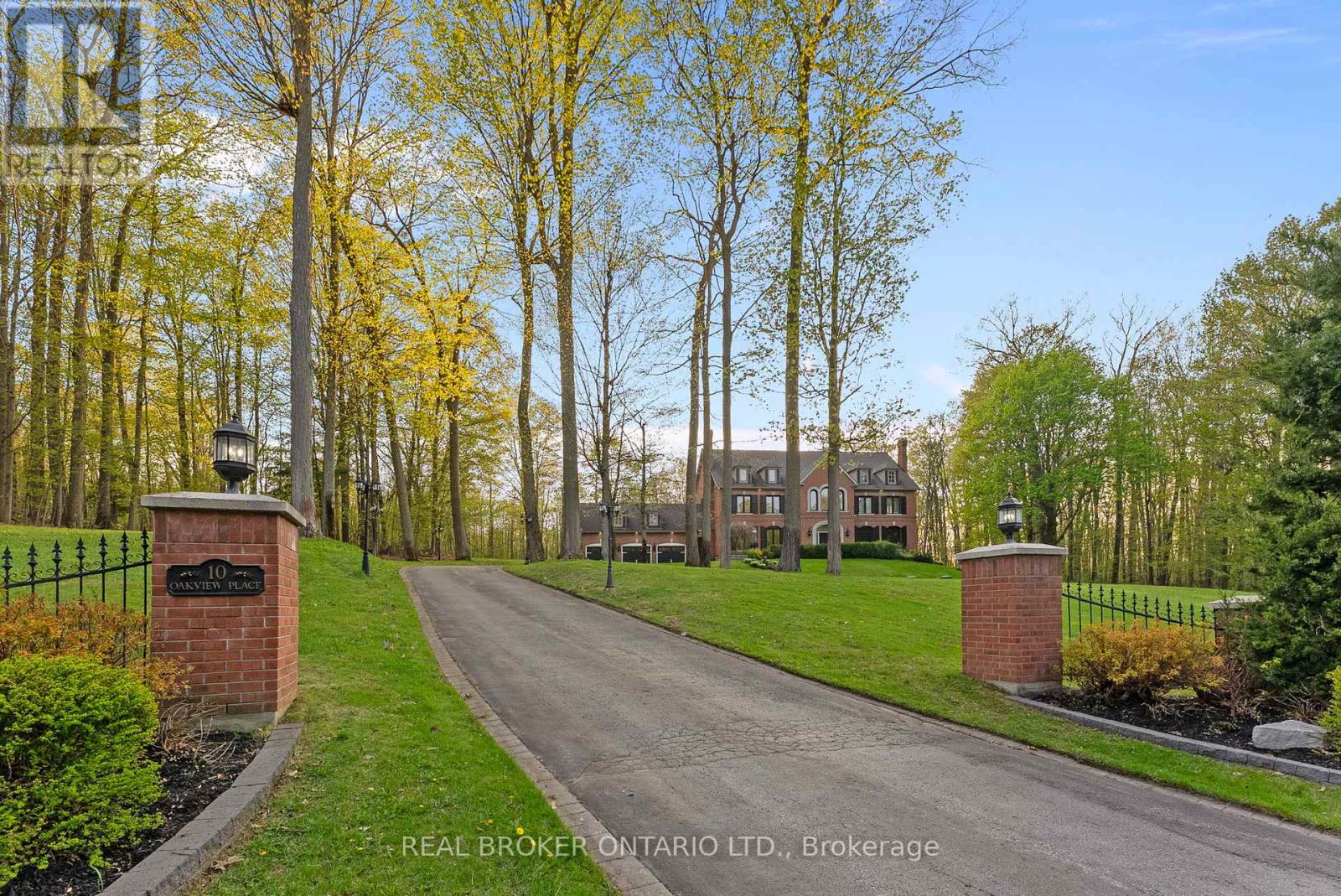 Detached at 10 OAKVIEW PLACE, Uxbridge