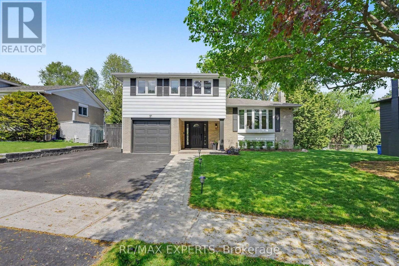 Detached at 21 BIGWIN DRIVE, Aurora (Aurora Heights)