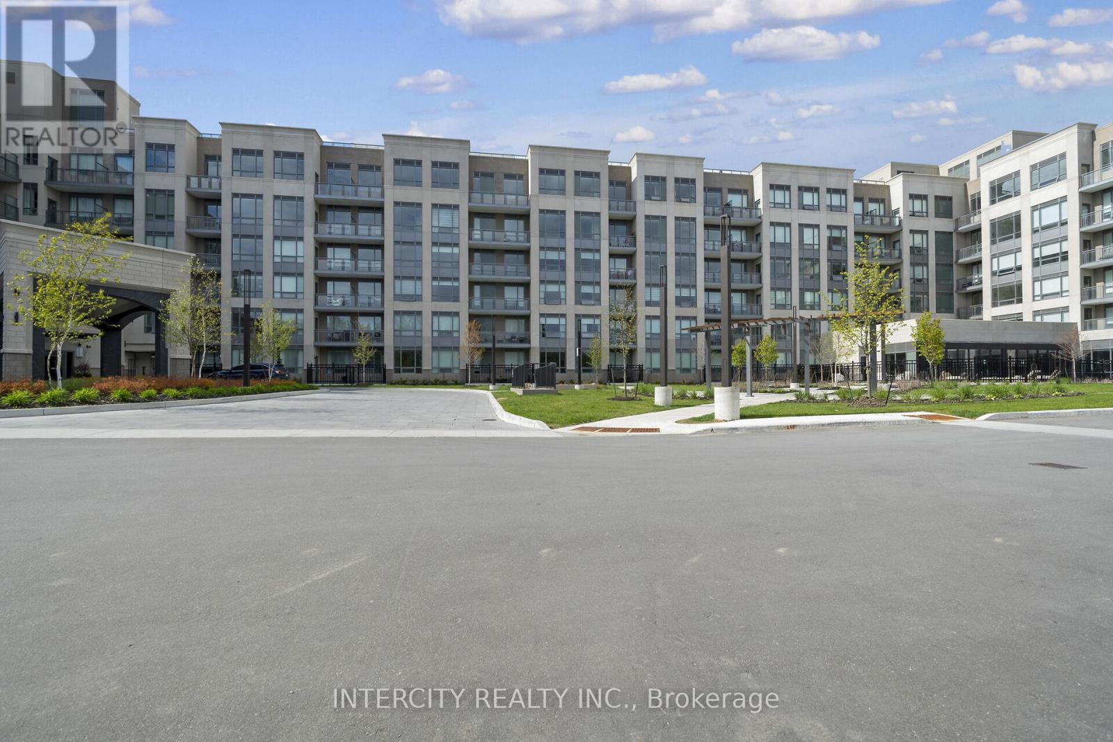 Apartment at 333 - 2075 KING ROAD, King (King City)