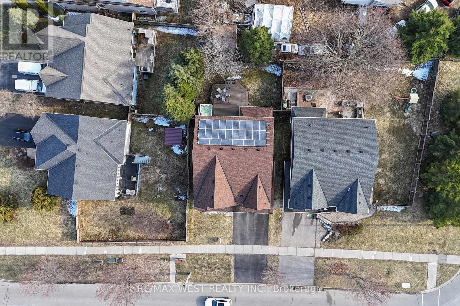 Detached at 303 KING STREET E, East Gwillimbury