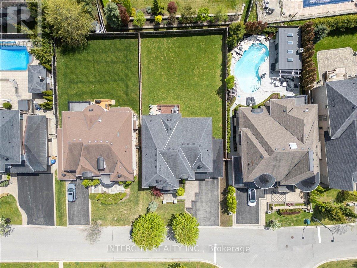 Detached at 233 CARISBROOKE CIRCLE, Aurora