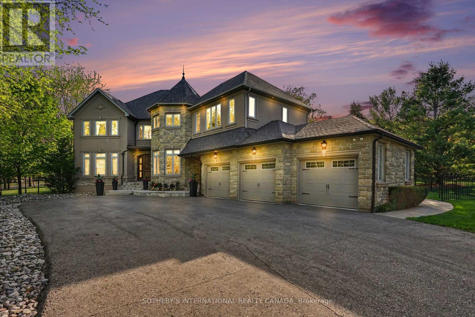Detached at 42 PRINCE ADAM COURT, King (King City)