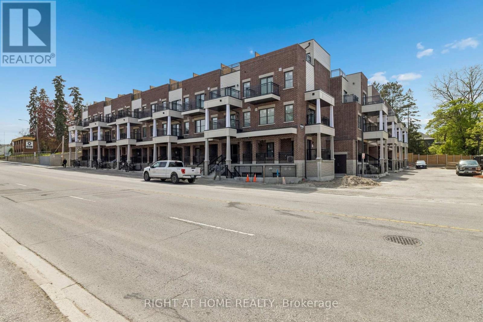 Townhouse at 206 - 15100 YONGE STREET, Aurora