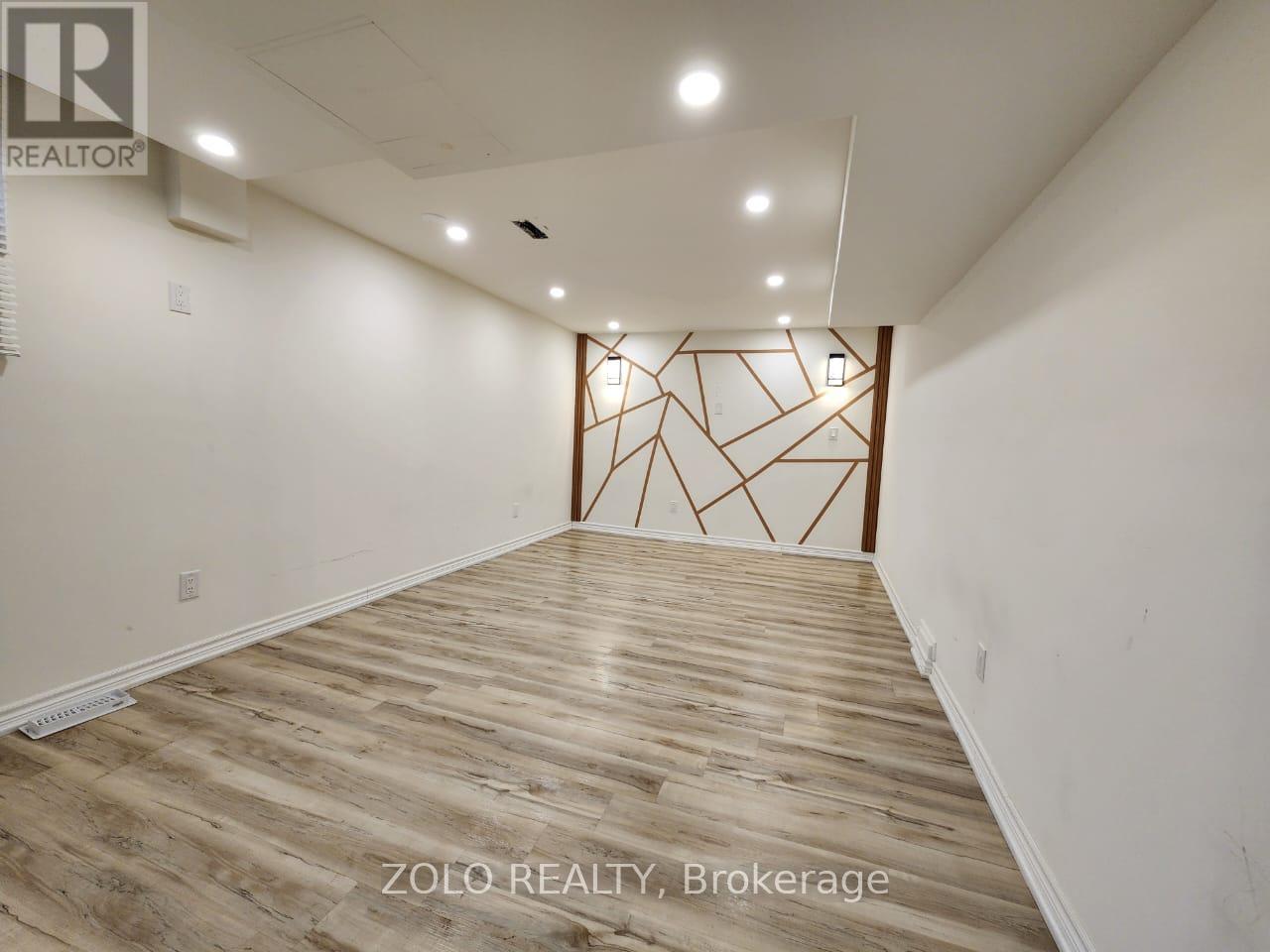 Detached at LOWER - 3 CABOT COURT, Aurora