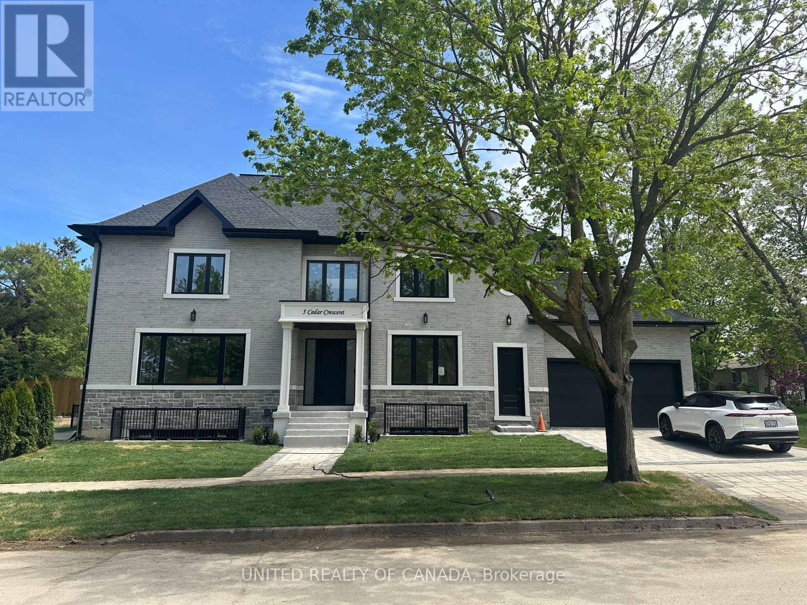 Detached at 5 CEDAR CRESCENT, Aurora