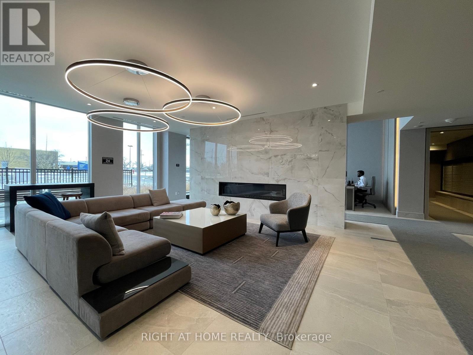 Apartment at 404 - 185 DEERFIELD ROAD, Newmarket (Central Newmarket)