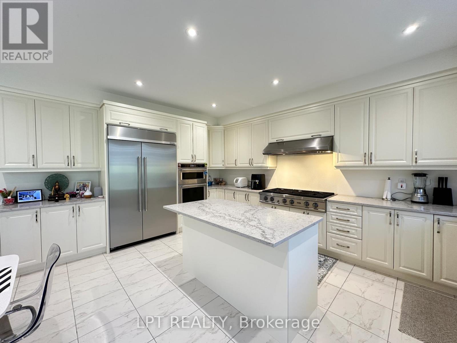 Detached at 33 FAIR WINDS LANE, East Gwillimbury