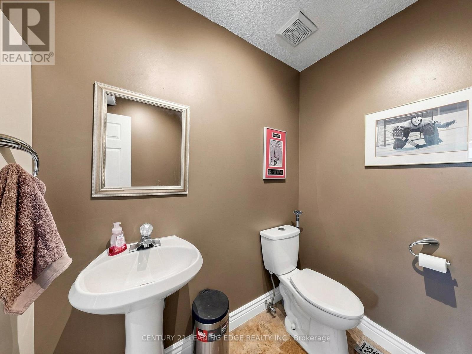 Detached at 21 METRO ROAD S, Georgina