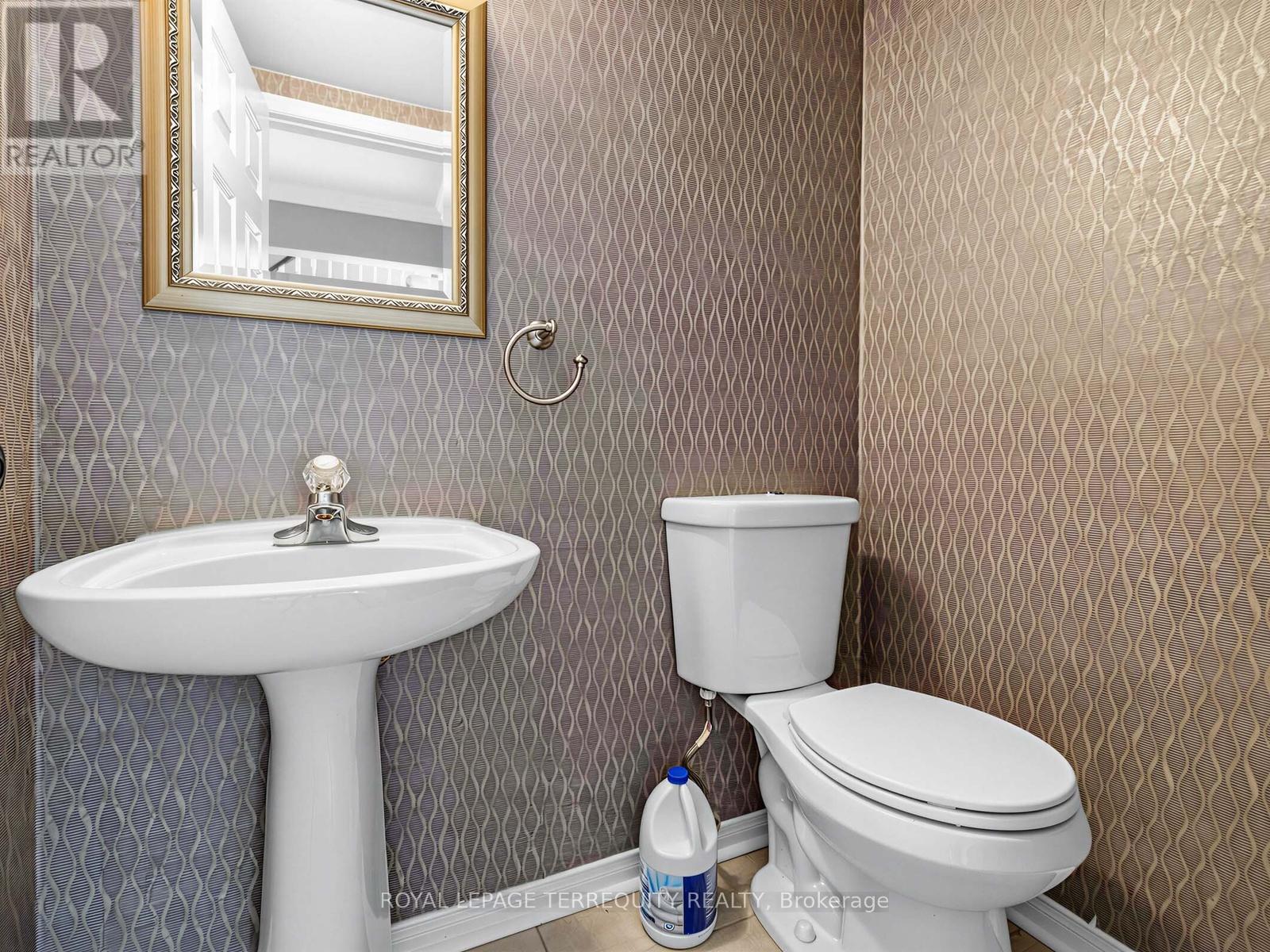 Semi-Detached/Link at 284 PINNACLE TRAIL, Aurora