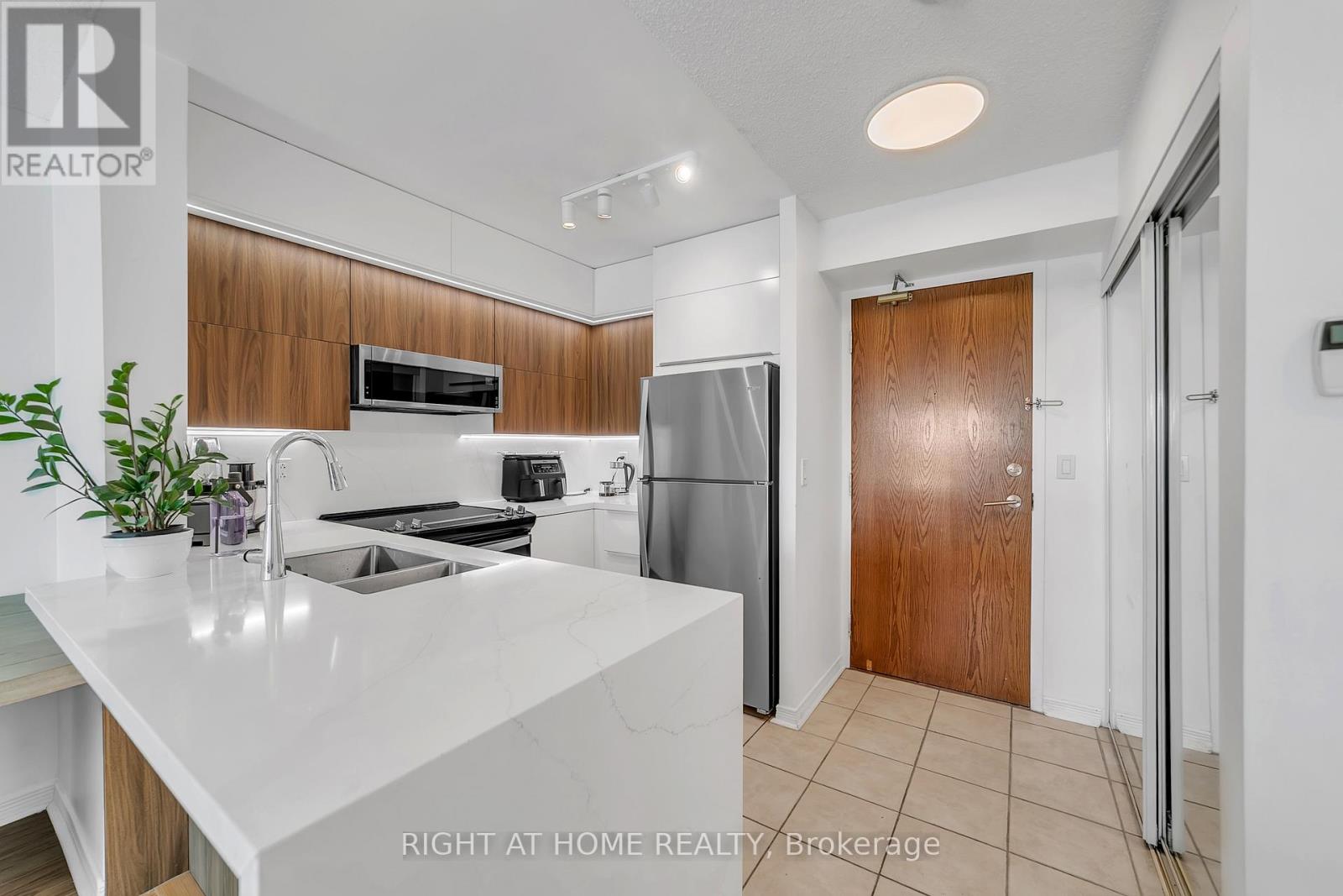 Apartment at 1202 - 11 ONEIDA CRESCENT, Richmond Hill