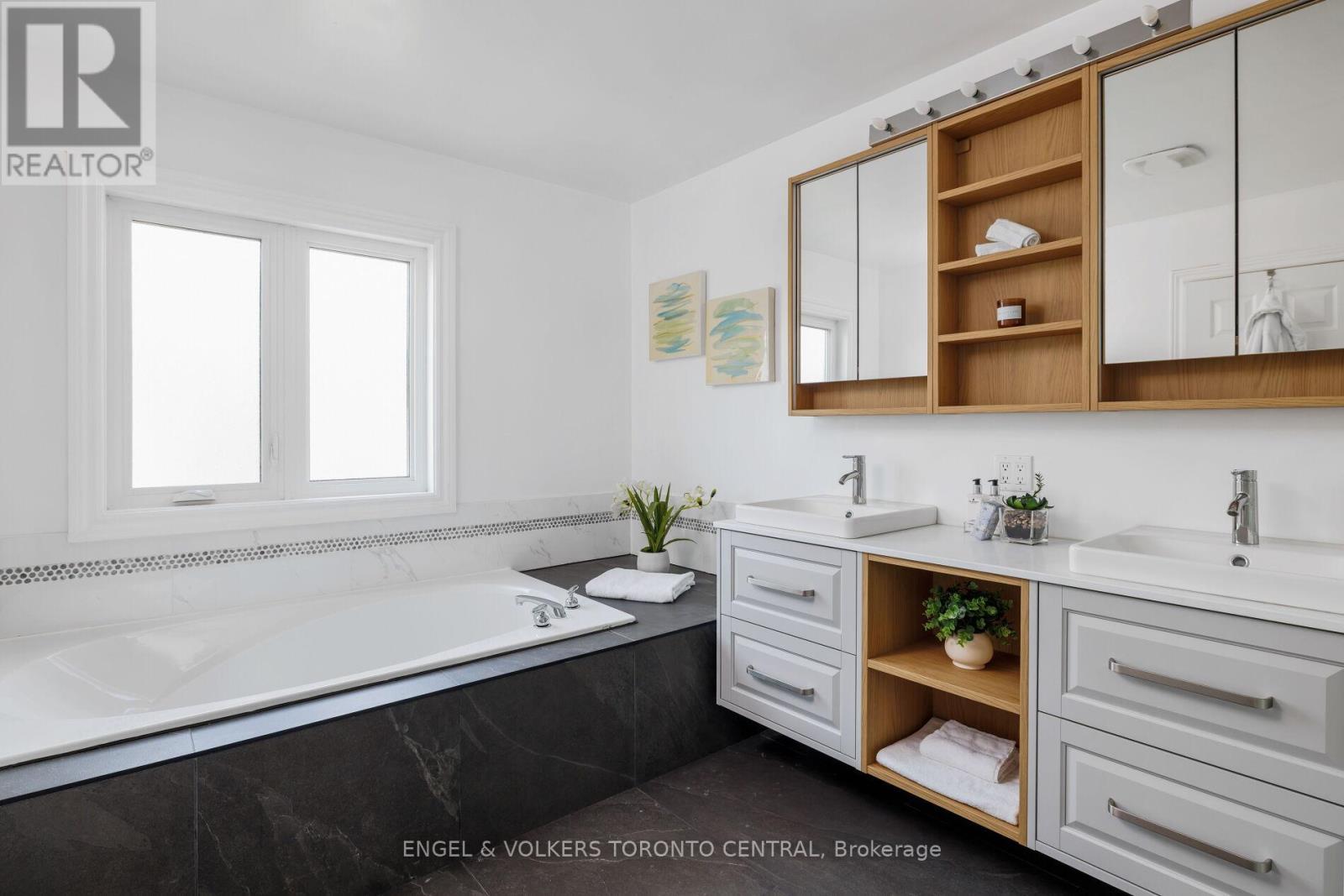 Detached at 337 KIRKVALLEY CRESCENT, Aurora