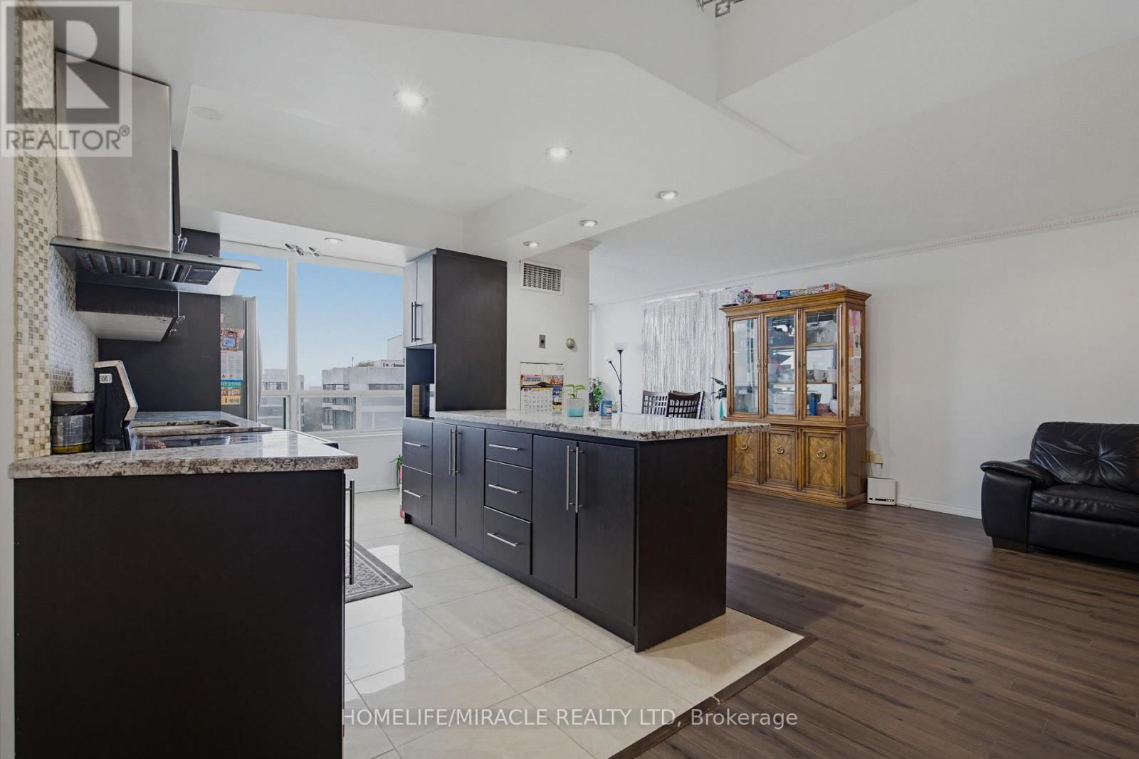 Apartment at PH211 - 7250 YONGE STREET, Vaughan