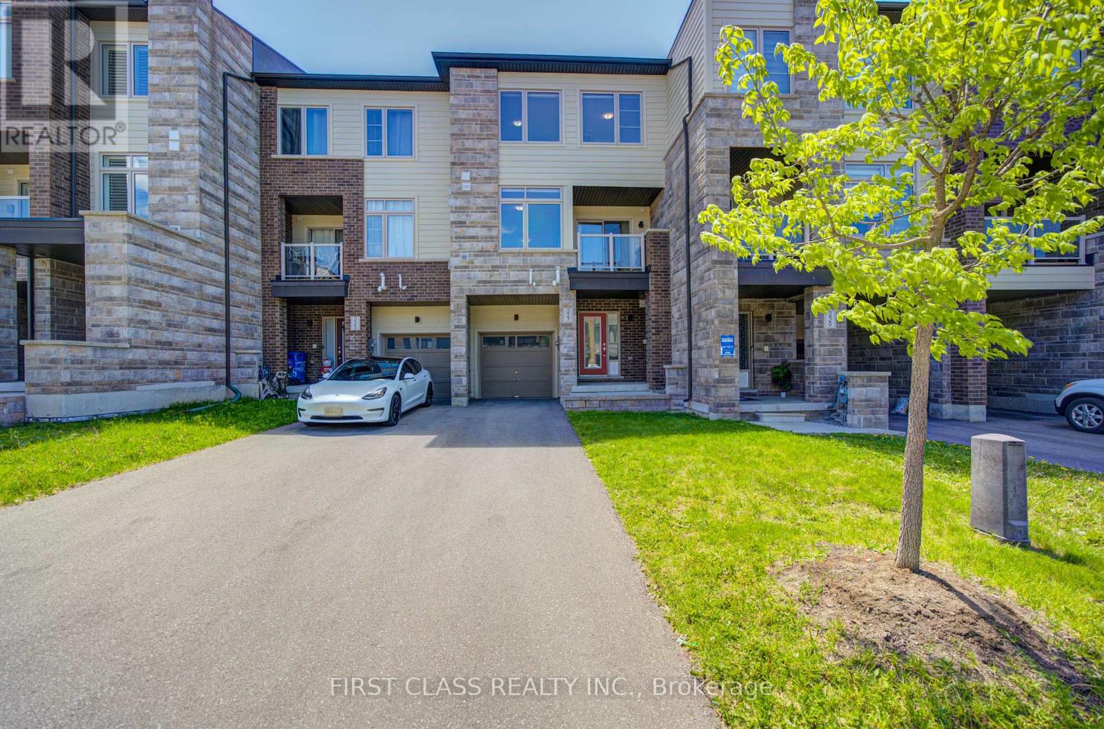 Townhouse at 227 VIVANT STREET, Newmarket (Woodland Hill)