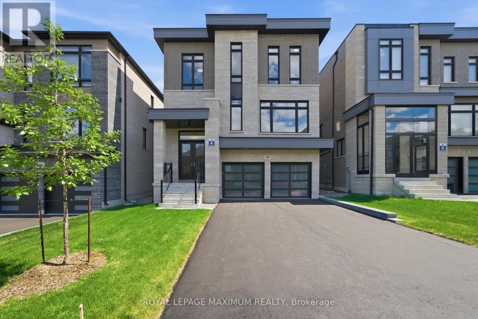 Detached at 19 DONSGROVE COURT, Vaughan