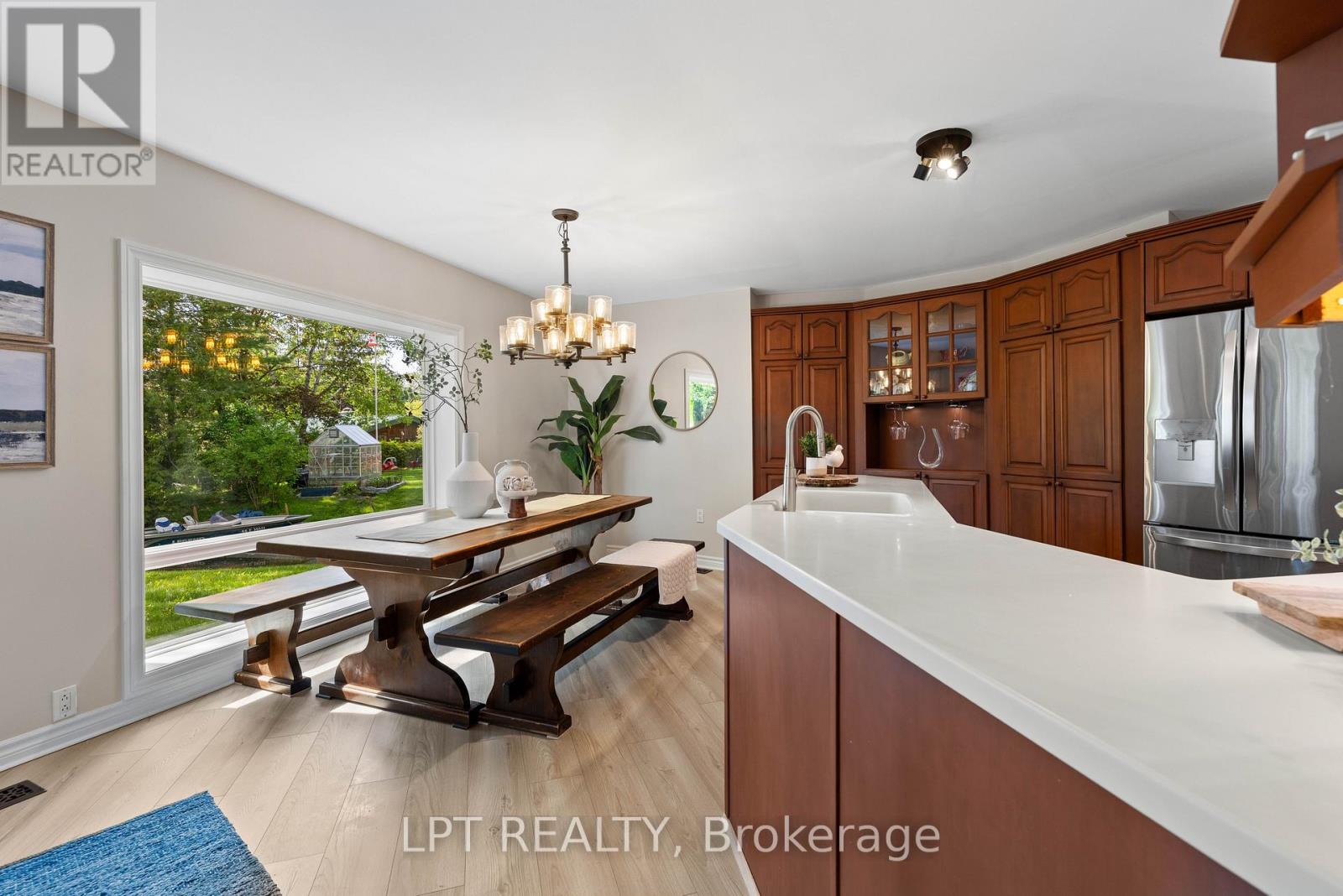 Detached at 204 THE QUEENSWAY S, Georgina
