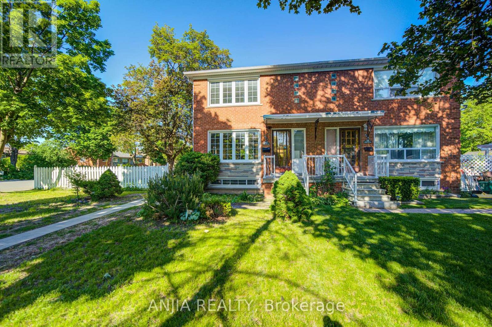 Semi-Detached/Link at 222 ELKA DRIVE, Richmond Hill (Crosby)