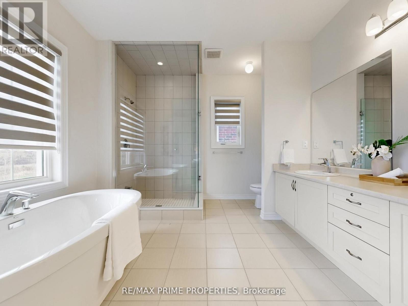 Detached at 46 SCRIVENER DRIVE, Aurora